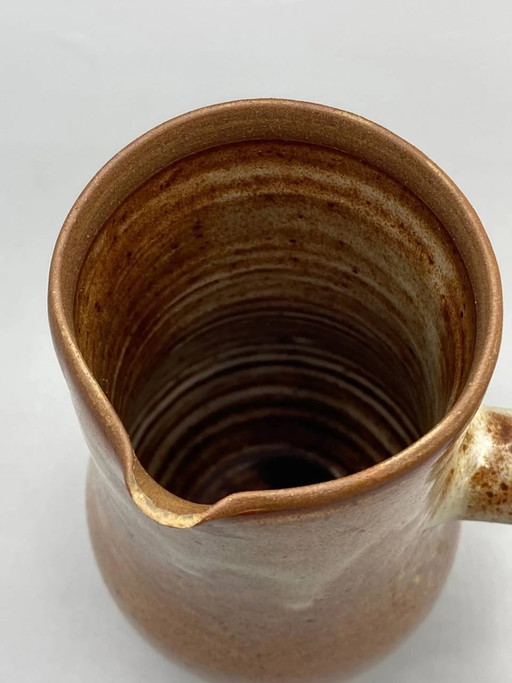 Brocca in gres smaltato marrone e crema, con manico laterale a forma di sfera, Studio Ceramic. – servies (photo 2 of 6)