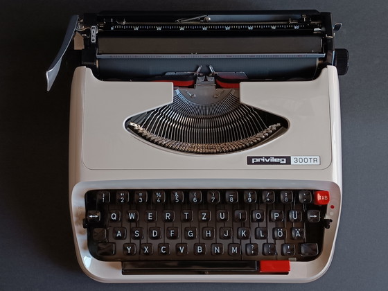Image 1 of Macchina da scrivere Privileg 300 TR restaurata (1979) con carattere tipografico CUBE