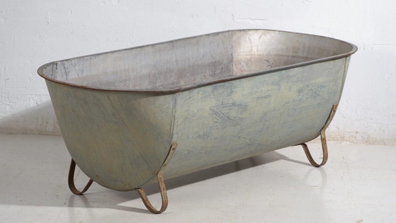 Antieke gegalvaniseerde zinken badkuip – Europese industriële kuip – circa 1900 #3 – Plantenbak, Iron, Rustic (photo 3 of 40)