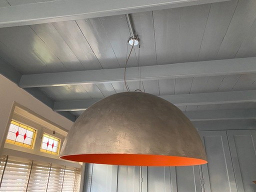 Lampe pendante design ronde argentée avec intérieur orange