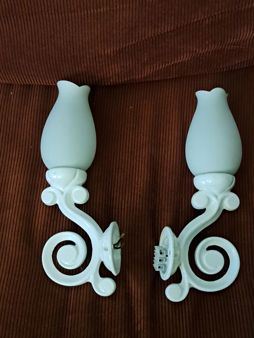 2x Vintage Wandlampen aus Gusseisen mit Milchglasschirmen