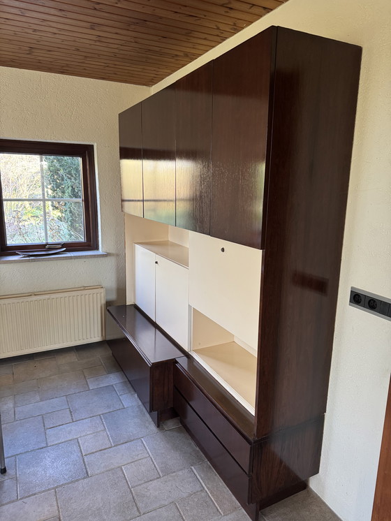 Image 1 of Woonkamerkast 60’er jaren met veel bergruimte. Palissander met witte onderbreking.
