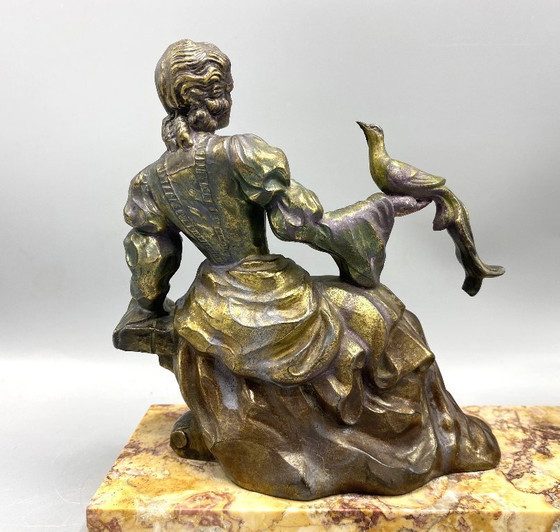 Image 1 of Art Deco Tafellamp met metale brons-look Dame & Vogel – Marmeren Voet – Vintage Beeldlamp uit ca. 1930 – Unieke Decoratieve Scul