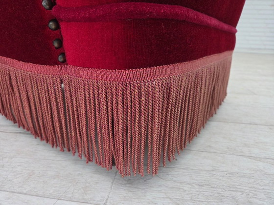 Image 1 of Fauteuil danois des années 1960, revêtement d'origine en velours rouge, pieds en bois de hêtre.