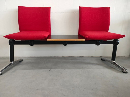 Banco de sala de espera vintage único con tapicería roja.