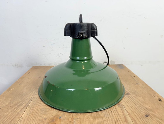 Image 1 of Industriële groene emaille fabriekshanglamp, jaren 60