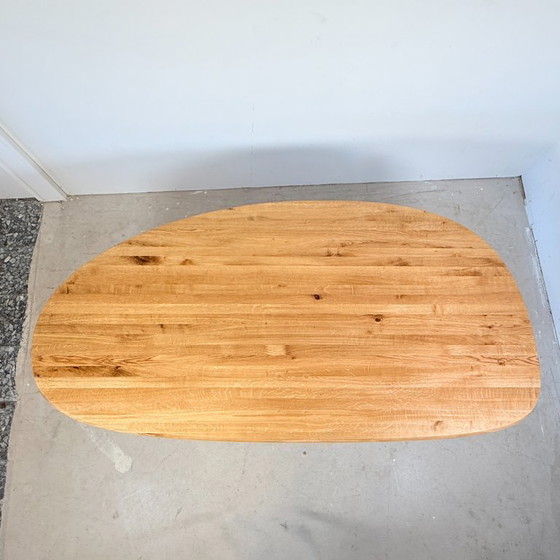 Image 1 of Organisch eiken eettafel met stalen matrixpoot, Hjort Knudsen