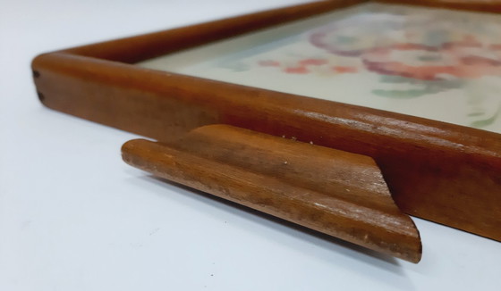 Image 1 of Bandeja de madera antigua para servir con flores pintadas a mano bajo cristal.