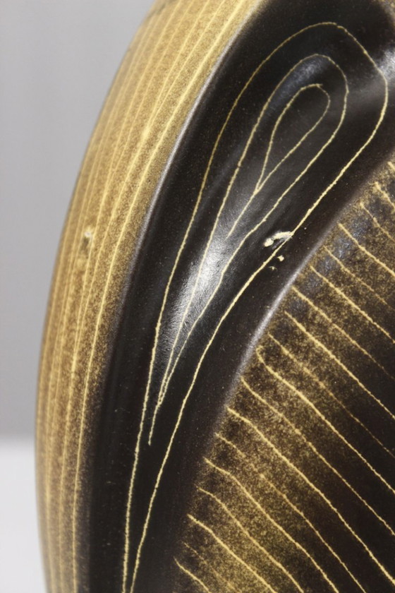 Image 1 of Saint Clément, Francia - Jarra de cerámica, circa 1950, forma irregular, estriada en amarillo y negro.