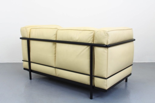 Sofá de 2 plazas LC2 Cassina, piel color crema, Le Corbusier Perriand Jeanneret, icono del diseño moderno de (photo 2 of 10)