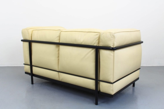 LC2 Cassina 2-zitsbank, crèmekleurig leer, Le Corbusier Perriand Jeanneret, icoon van mid-century modern (photo 2 of 10)