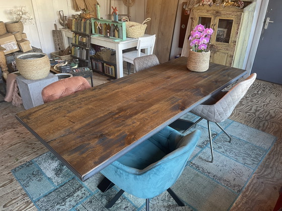 Image 1 of Robust oak table. Cafe color