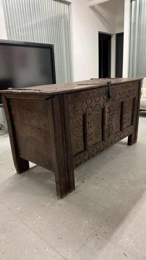 Antieke houten kist