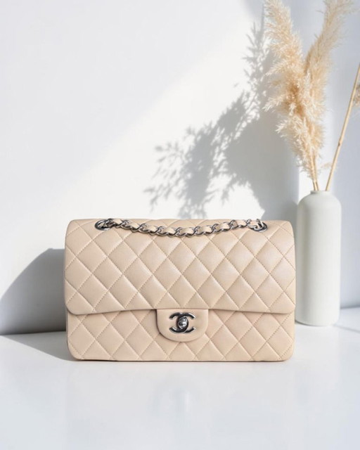 Chanel Classic Flap Medium - 25 cm gewatteerd lamsleer beige zilverkleurige hardware Serie 15