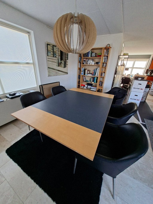 Mooie, unieke moderne design eettafel met een strak design.