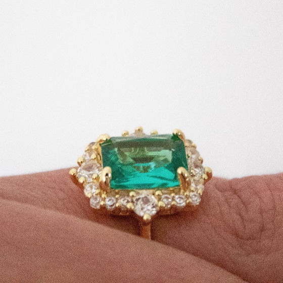 Image 1 of Ring mit smaragdgrünem Glascabochon und Strasssteinen