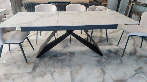 Mesa de comedor extensible García – Metal negro y tablero efecto mármol blanco (160–200 x 90 cm)