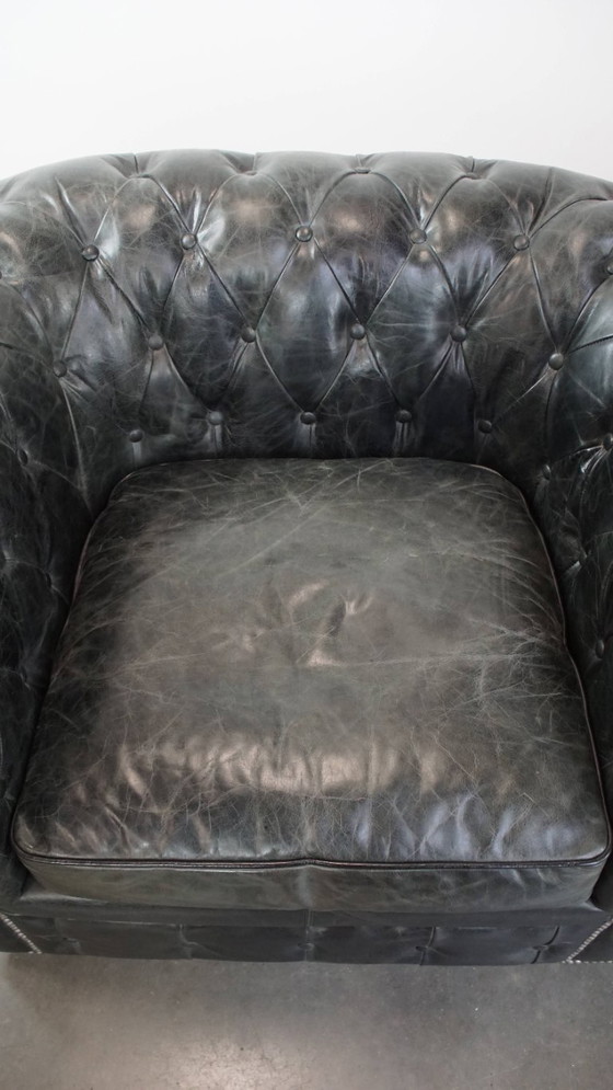 Image 1 of 2 x Ruime zwarte chesterfield fauteuil van generfd rundleer