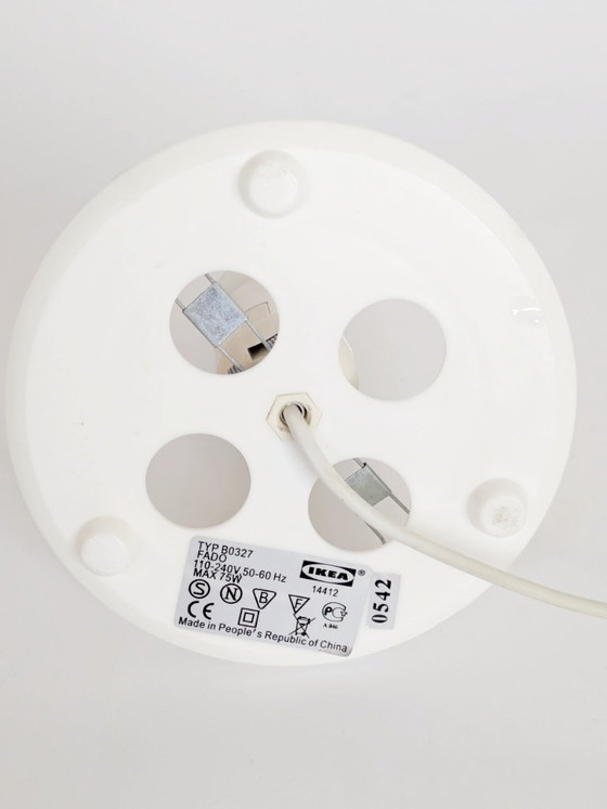 Image 1 of Vintage tafellamp uit de jaren 90 in millefiori-stijl met glazen bol, Italiaanse kunstglazen bol met witte voet.