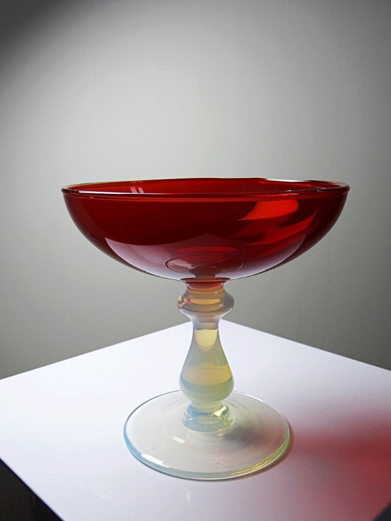 Image 1 of Vintage Venetiaanse rode en opaalglazen schaal op voet met zeepbelmotief