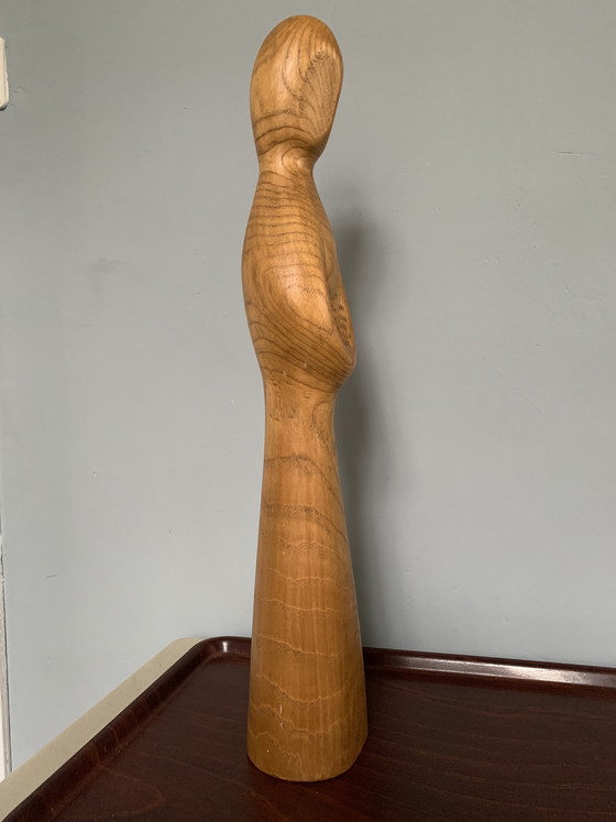 Image 1 of Grande sculpture vintage en bois de chêne, représentant une femme de 51 cm de long, de style scandinave.