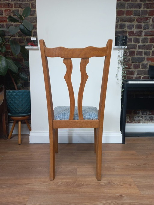 5 Houten Stoelen Met Geherstoffeerde Zitting. De Stoel Met Leuning Is Iets Breder (63,5cm Op Breedste Punt) En Hoger (102cm)