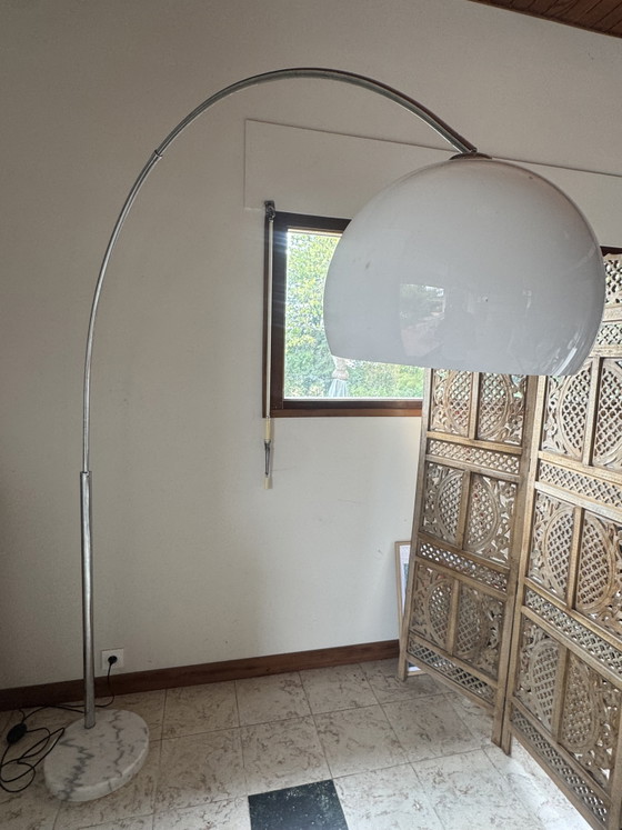 Image 1 of Large vintage Italian arc floor lamp – 1970s – Marble, chrome & opaline diffuser