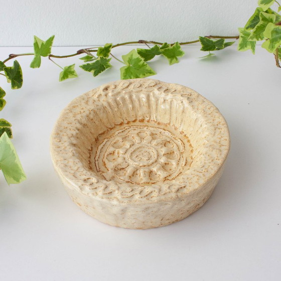 1970s Beige Textured Ceramic Ashtray from Aleluia – Table accessories (photo 3 of 10)