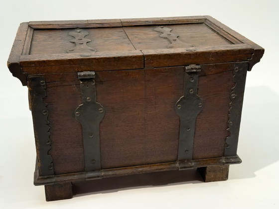 Image 1 of Cassapanca portavalori del XVIII secolo, circa 1750