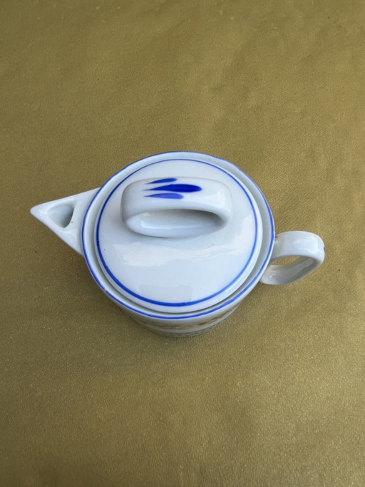 F.Limoge antieke vintage porseleinen theepot van de bekende Franse fabrikant F. Legrand & Cie uit Limoges