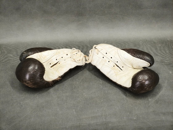 Image 1 of Boxhandschuhe und Boxball aus Leder, Tschechoslowakei, 1940er Jahre