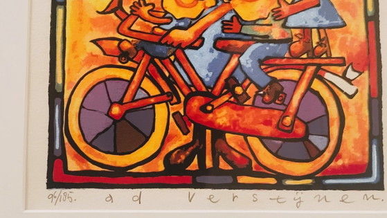 Ad Verstijnen - Vier Figuren auf einem Fahrrad sitzend, Lithographien & Drucke, Papier, Holz, Orange, Modern (Foto 3 von 5)