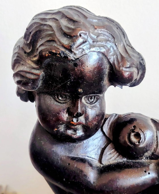 Image 1 of Panneau ancien en bois sculpté représentant un chérubin.