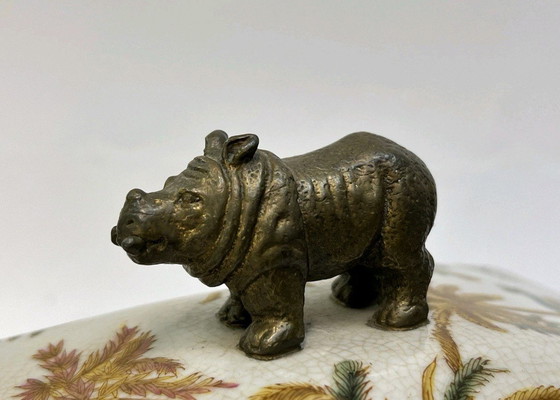 Image 1 of Boîte à bijoux rectangulaire unique en porcelaine, ornée d'un hippopotame en bronze.