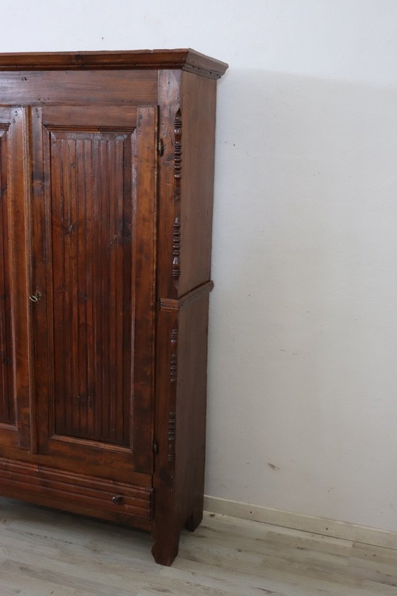 Image 1 of Antico armadio in legno di pioppo massiccio, Italia XIX secolo