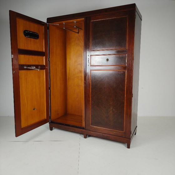 Image 1 of Armadio da uomo Compactom Ltd modello JCH con cassetti segreti – Inghilterra, ca. 1920