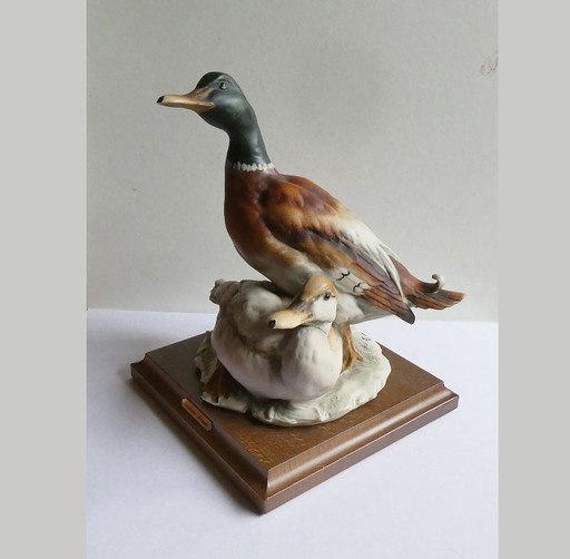 Figura de una pareja de ánades reales, diseñada por Giuseppe Armani, cerámica pintada a mano, base de roble.