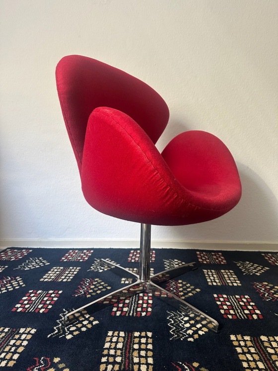 Arne Jacobsen, Swan Chair, swivel armchair with red fabric upholstery, Chrome, Metal (photo 2 of 7)