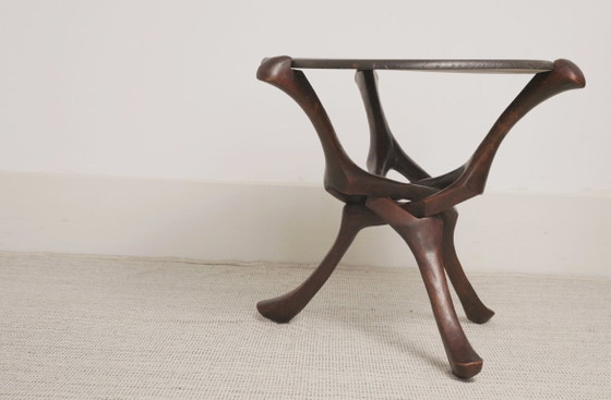 Image 1 of Vintage handgesneden ronde tafel van hardhout in Afrikaanse stijl, sculpturaal, inklapbaar bijzettafeltje