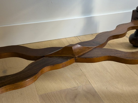 Image 1 of Elegante gabinete con patas en cruz de nogal del siglo XVII