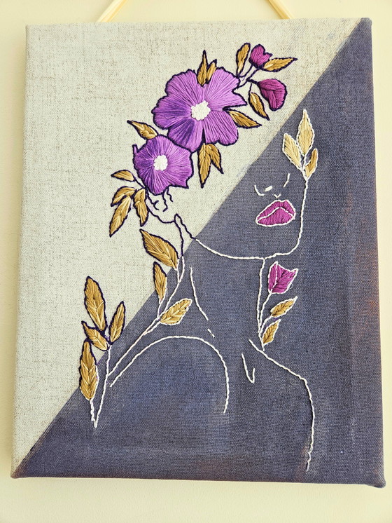 Image 1 of Ricamo fatto a mano su tela – Linea floreale viola su tela di lino – 45 x 35 cm