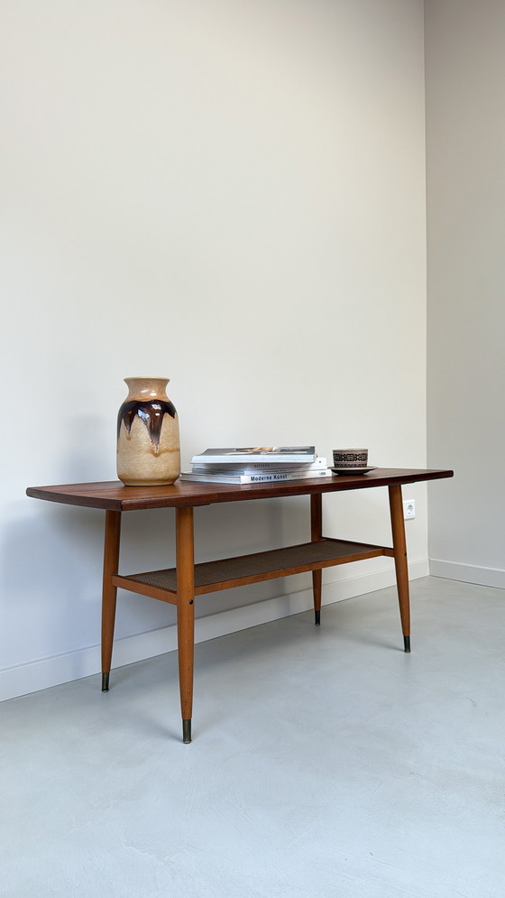 Image 1 of Table basse vintage en bois de forme « ovale » avec étagère inférieure