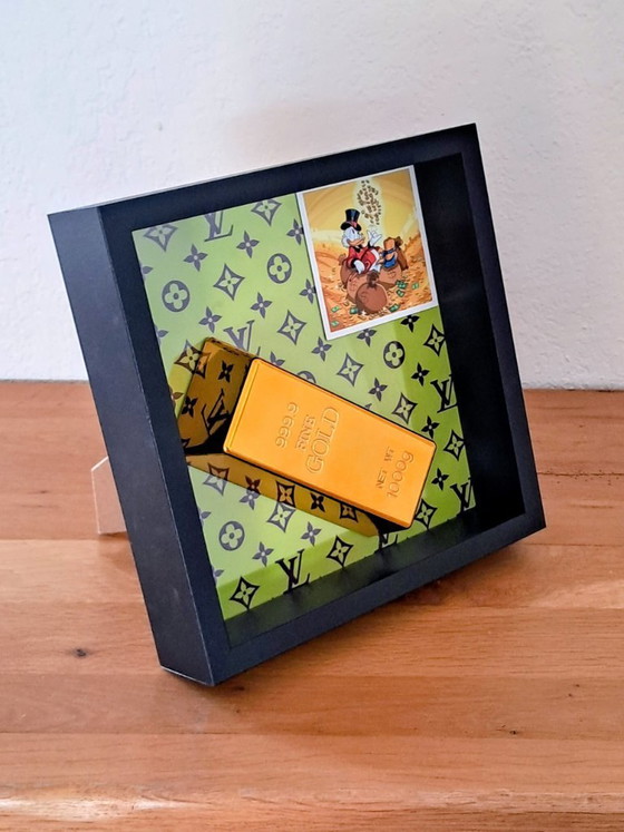 GEK-NERD - Louis Vuitton Gold Bar vs. Uncle Scrooge - Escultura de arte moderno (photo 3 of 11)