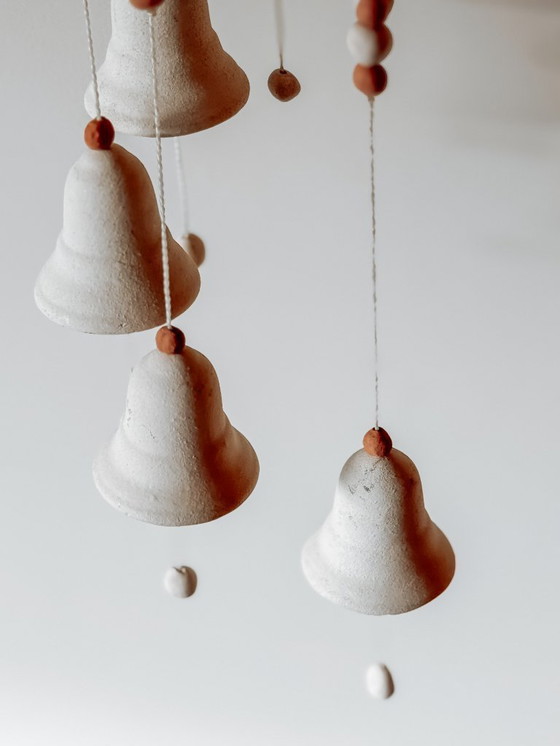 Image 1 of Carillon a vento in ceramica con campana in cima - ciondolo vintage fatto a mano