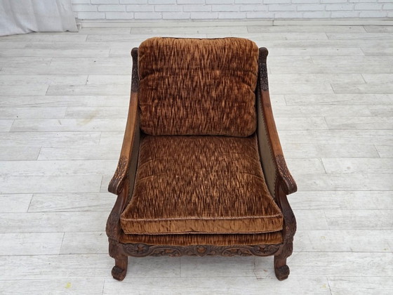 Image 1 of Jaren 1930-1935, Deense fauteuil, meubelvelours, meubelgaas, gesneden essenhout.