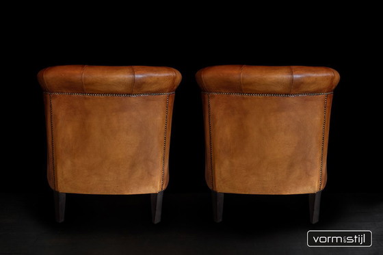 Image 1 of  Gecapitonneerde chesterfield clubfauteuils in het dikste schapenleer