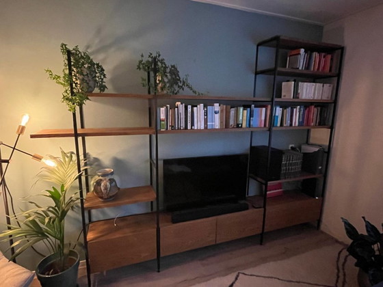 Image 1 of Mueble de pared de roble con cajones y espacio para TV