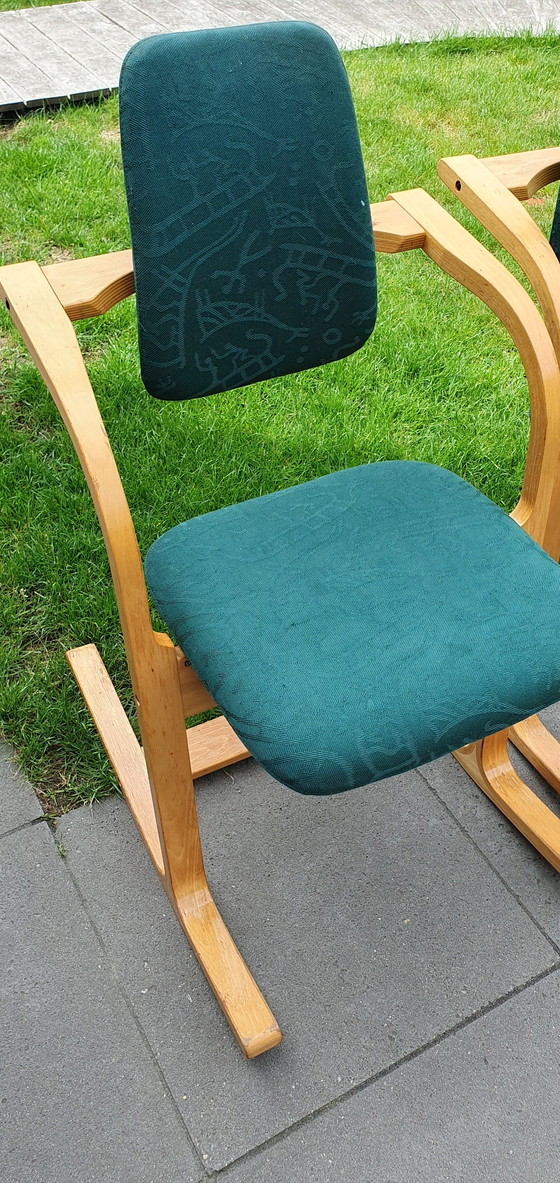 Image 1 of Actulum (4x) - Stokke (Varier) - Ergonomically shaped rocking chair by Peter Opsvik - green upholstery and wooden frame