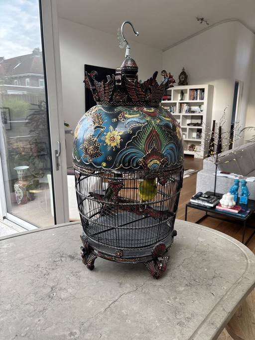 Handgeschilderde Indonesische Vogelkooi met opgezette vogels