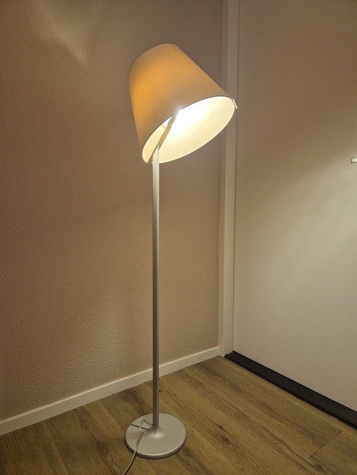 Design Staande schemerlamp met verschillende standen van de kap, dimbaar.